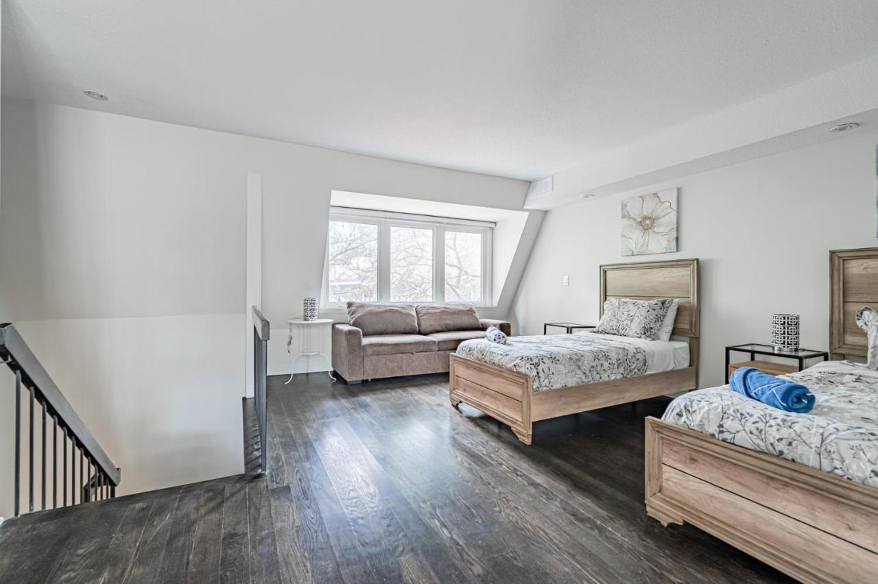 Beautiful Property In Downtown Core Close To Subway Station! โตรอนโต ภายนอก รูปภาพ